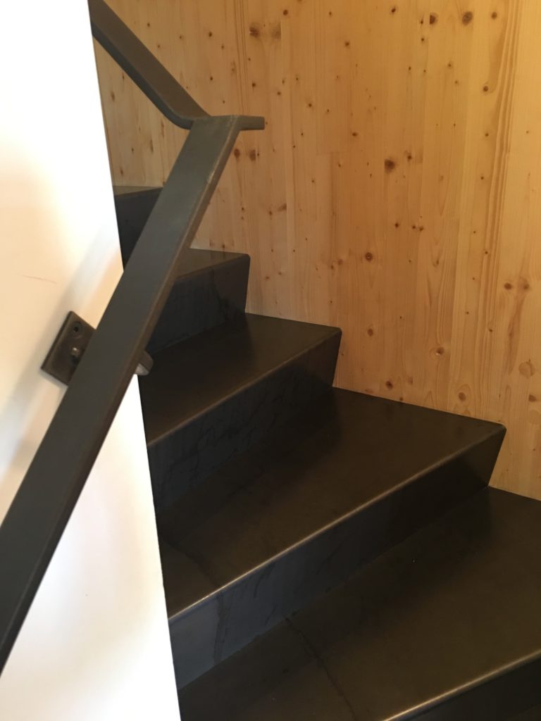 BETTINGER Métallerie Ingersheim à O'Connel Lodge - Escalier acier brut laminé à chaud